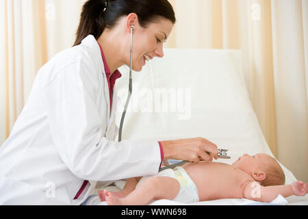 Arzt, der Überprüfung mit Stethoskop Baby im Untersuchungsraum smil zu Stockfoto