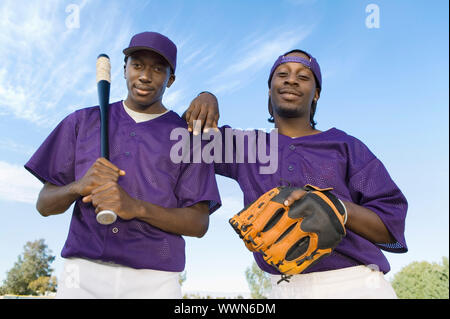 Baseball-Spieler zusammen stehen Stockfoto