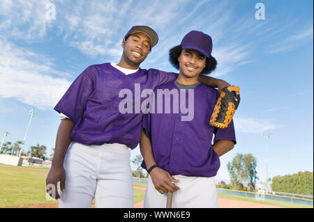 Baseball-Teamkollegen auf Feld stehen Stockfoto