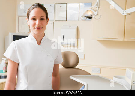 Zahnärztliche Assistentin im Untersuchungsraum Stockfoto