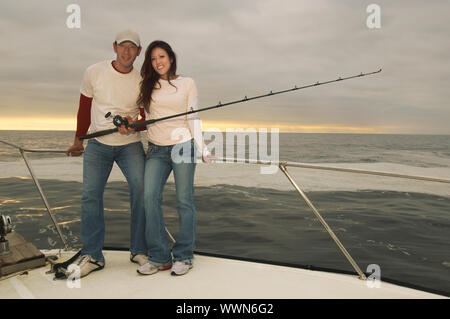 Paar auf Sport-Fischerboot Stockfoto