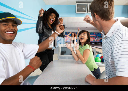Gruppe von Freunden in eine Bowlingbahn Stockfoto