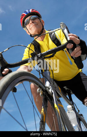 Mann, genießen Sie eine Radtour Stockfoto