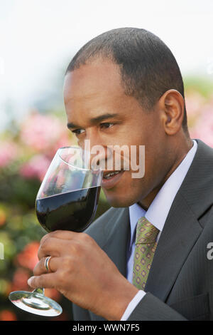 Mann bei einem Glas Wein Stockfoto