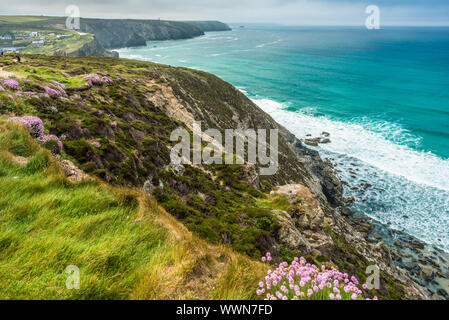 Atemberaubende Küstenlandschaft zwischen Porthtowan Strand und Chapel Porth auf der hl. Agnes Heritage Coast in Cornwall, England, Großbritannien. Stockfoto