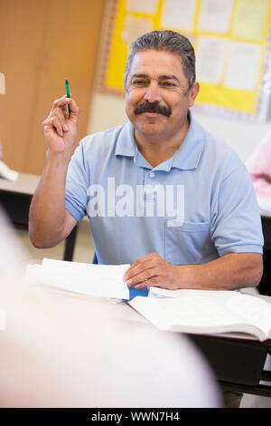 Reife männliche Kursteilnehmer Hand in der Klasse Stockfoto