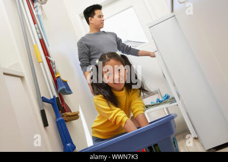 Mann und Tochter Wäsche Stockfoto