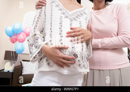 Mutter und Tochter eine Baby-Dusche genießen Stockfoto