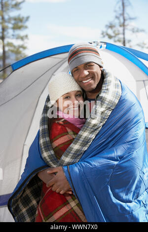 Junges Paar auf Camping-Ausflug zusammen Stockfoto