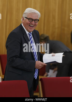 Der deutsche Außenminister Steinmeier gibt eine Aussage in der heutigen Bismarck's Büro in Berlin Stockfoto