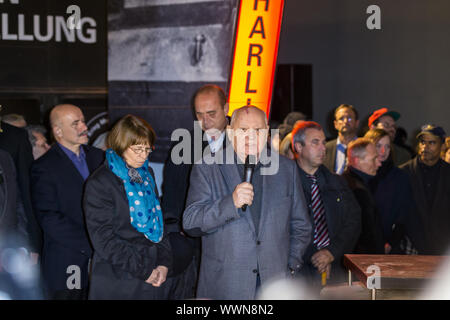 Gorbatschow visits Checkpoint Charlie in Berlin. Stockfoto