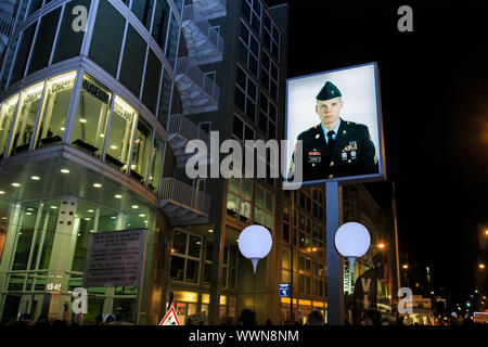 Gorbatschow visits Checkpoint Charlie in Berlin. Stockfoto