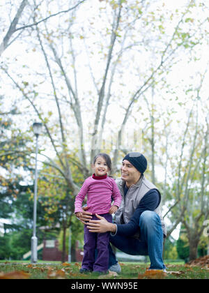 Vater und Tochter im Park Stockfoto