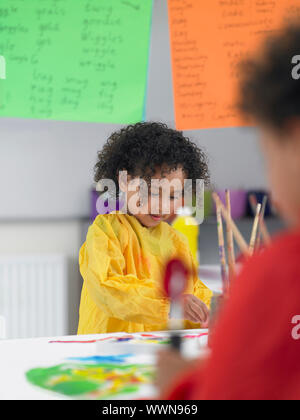 Elementare Schüler in der Klasse Stockfoto