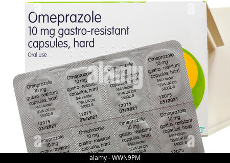 Pack von Omeprazol magensaftresistente Hartkapseln mit Blister auf weißem Hintergrund entfernt Stockfoto