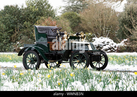 1904 De Dion Bouton Modell Q im Schnee mit Narzissen in Beaulieu. Stockfoto