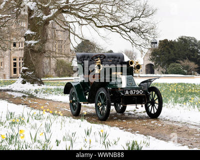 1904 De Dion Bouton Modell Q im Schnee mit Narzissen in Beaulieu. Stockfoto