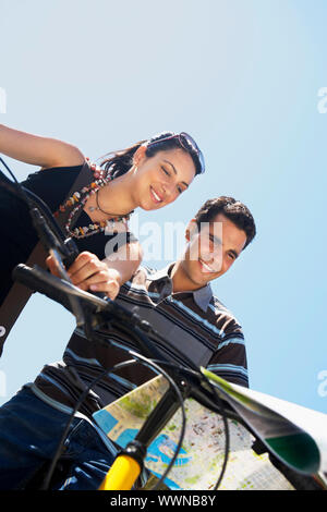 Paar Teilen einer Karte Stockfoto