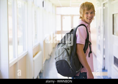 Männliche Studenten in der Universität Korridor stehend Stockfoto
