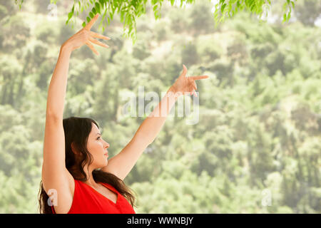 Frau tanzt Stockfoto