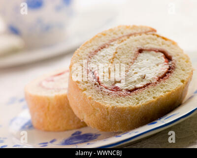 Sahne und Erdbeeren Schwamm Roll mit Tee Stockfoto