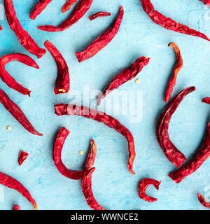 Getrocknet red hot chili peppers auf blauem Hintergrund, Overhead Platz schoß Stockfoto