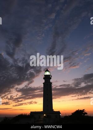 Sonnenuntergang am Trafalgar Leuchtturm an der Küste von Cadiz, Spanien Stockfoto