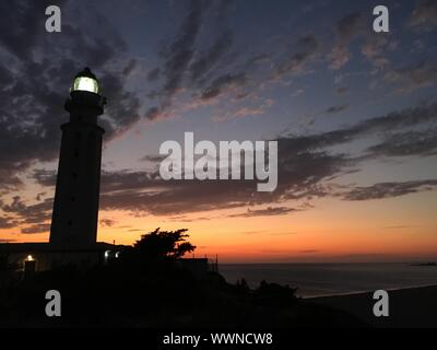 Sonnenuntergang am Trafalgar Leuchtturm an der Küste von Cadiz, Spanien Stockfoto