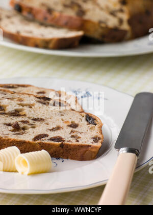 Scheibe der Barm Brack mit Butter Stockfoto