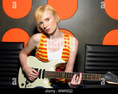 Junge Frau im Recording Studio Stockfoto