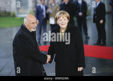 Merkel begrüßt Präsident von Afghanistan Aschraf Ghani Ahmadsai. Stockfoto