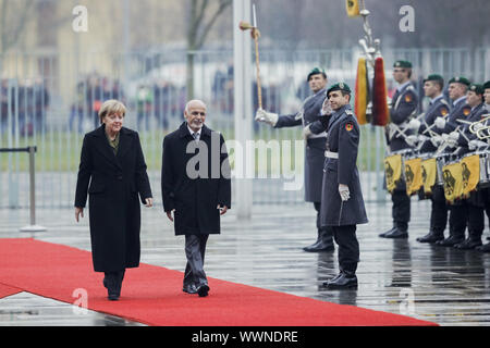 Merkel begrüßt Präsident von Afghanistan Aschraf Ghani Ahmadsai. Stockfoto