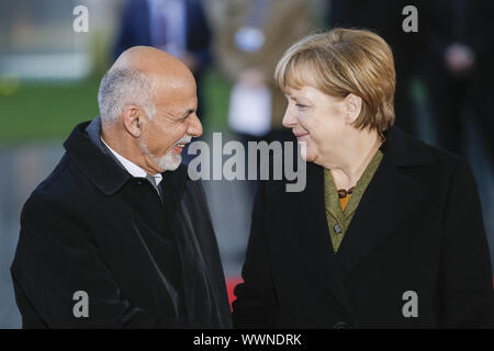 Merkel begrüßt Präsident von Afghanistan Aschraf Ghani Ahmadsai. Stockfoto