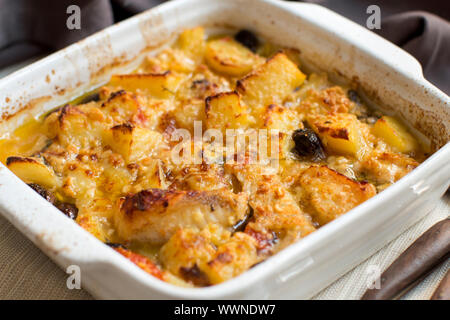 Fisch mit Kartoffeln und Oliven in Ofen in kleine Kasserolle gekocht Stockfoto