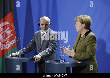 Merkel und Präsident von Afghanistan Aschraf Ghani Ahmadsai cponference bei gemeinsamen drücken. Stockfoto