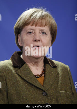 Merkel und Präsident von Afghanistan Aschraf Ghani Ahmadsai cponference bei gemeinsamen drücken. Stockfoto