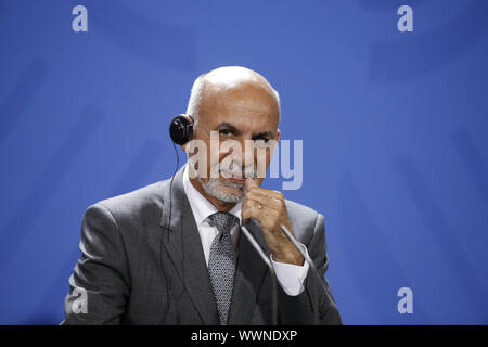 Merkel und Präsident von Afghanistan Aschraf Ghani Ahmadsai cponference bei gemeinsamen drücken. Stockfoto