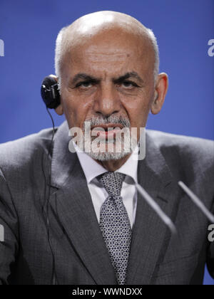 Merkel und Präsident von Afghanistan Aschraf Ghani Ahmadsai cponference bei gemeinsamen drücken. Stockfoto