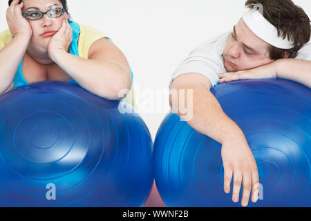 Übergewicht Paar ruht auf Übungskugeln Stockfoto