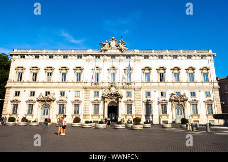 Palazzo Della Consulta (erbaut 1732-1735) ist ein Spätbarockes Schloss im Zentrum von Rom, Italien, seit 1955 beherbergt das Verfassungsgericht der Italienischen Republik. Es liegt gegenüber der Piazza del Quirinale von der offiziellen Residenz des Präsidenten der Italienischen Republik, dem Quirinal Stockfoto