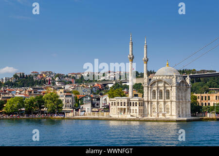 Istanbul/Türkei - vom 30. Juli 2019: Landschaft Istanbul. In Istanbul populer touristische Destination Ortaköy Moschee Blick vom Bosporus Meer Stockfoto