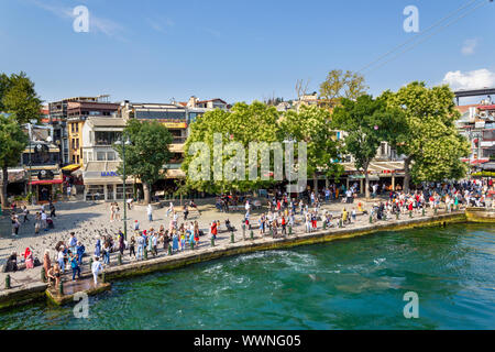 Ortaköy, Istanbul/Türkei - vom 30. Juli 2019: Istanbul populer touristische Destination Ortakoy Square und Völker Stockfoto