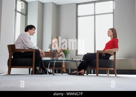 Geschäftsleute in einem Warteraum Stockfoto