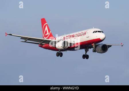 Istanbul/Türkei - 28. März 2019: Atlasglobal Airbus A319 TC-ATD Passagierflugzeug der Landung am Flughafen Istanbul Atatürk Stockfoto