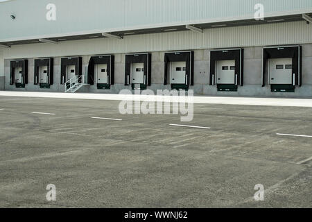 Die Ladefläche eines industriellen Lager mit mehreren Laderampen und einem Lastwagen. Stockfoto