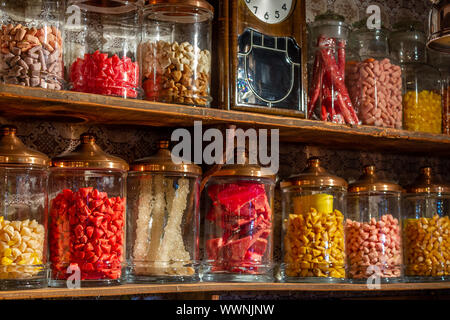 Alte Candy Store. Bunte Bonbons in Gläsern. Altmodische Retro Stil Stockfoto