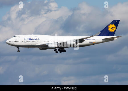 FRANKFURT/Deutschland - 12. AUGUST 2014: Lufthansa Boeing 747-400 D-ABVP Passagierflugzeug landen am Flughafen Frankfurt Stockfoto