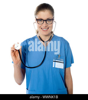 Porträt von einer freundlichen Ärztin vor einem weißen Hintergrund Stockfoto