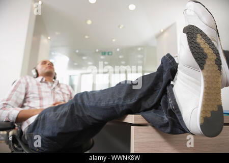 Geschäftsmann Musikhören mit Kopfhörern Stockfoto