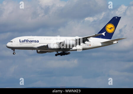 FRANKFURT/Deutschland - 12. AUGUST 2014: Lufthansa Airbus A380 D-aiml Passagierflugzeug landen am Flughafen Frankfurt Stockfoto